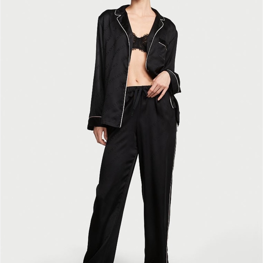 Victoria’s Secret Satin Long Pajama Set. 🖤